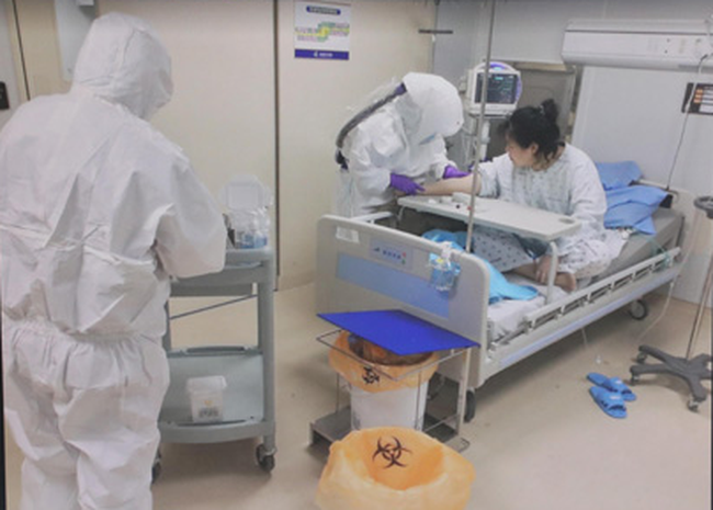 Bên trong phòng cách ly của bệnh nhân nhiễm virus corona đầu tiên ở Hàn Quốc: Được chăm sóc tích cực 24/7 gần 1 tháng nhưng không thuyên giảm - Ảnh 4.