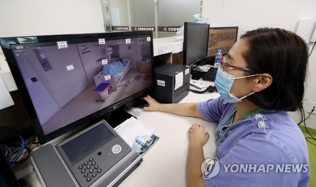 Bên trong phòng cách ly của bệnh nhân nhiễm virus corona đầu tiên ở Hàn Quốc: Được chăm sóc tích cực 24/7 gần 1 tháng nhưng không thuyên giảm - Ảnh 2.