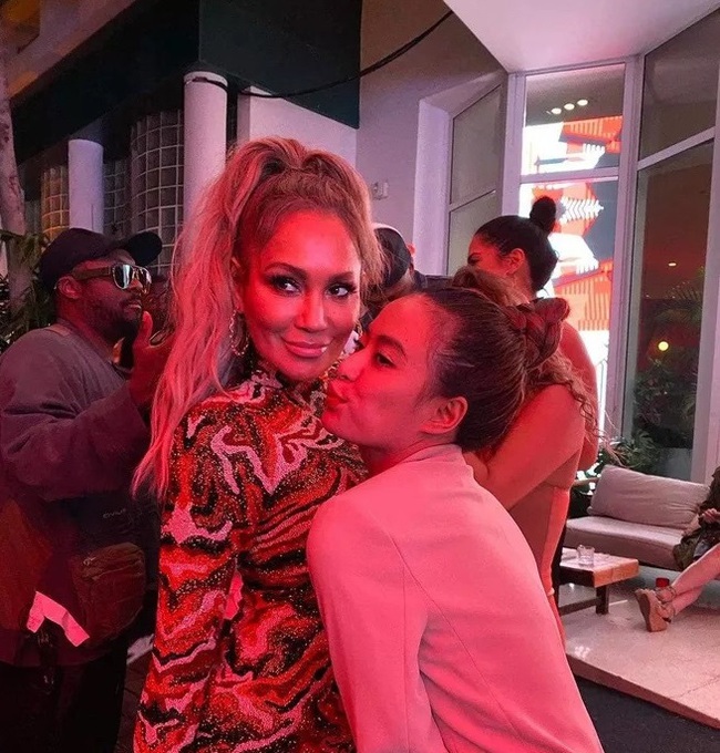 Thực hư bức ảnh Hoàng Thùy Linh chụp tự sướng cùng Jennifer Lopez đang gây bão mạng xã hội: Ngỡ hàng xịn hóa ra lại là &quot;fake&quot; - Ảnh 1.