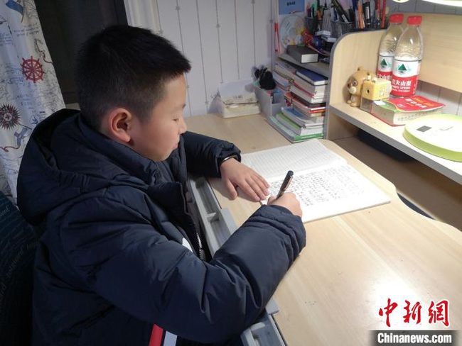 Mẹ túc trực ở bệnh viện chống dịch viêm phổi Vũ Hán, con trai ở nhà viết nhật ký: &quot;Mẹ ơi, mẹ có nhớ con không&quot; - Ảnh 1.
