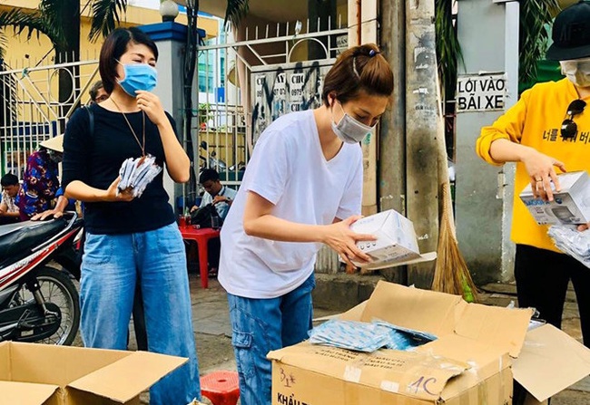 Giữa lúc đại dịch virus Corona đang lan nhanh, Pha Lê hoang mang khi mua được hộp khẩu trang bên trong toàn đồ đã qua sử dụng - Ảnh 2. Giữa lúc đại dịch virus Corona đang lan nhanh, Pha Lê hoang mang khi mua được hộp khẩu trang bên trong toàn đồ đã qua sử dụng - Ảnh 2.