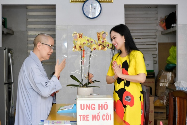 Về Việt Nam 2 tuần, ca sĩ tỷ phú Hà Phương mang đến niềm vui cho cả trăm trẻ em mồ côi - Ảnh 10.