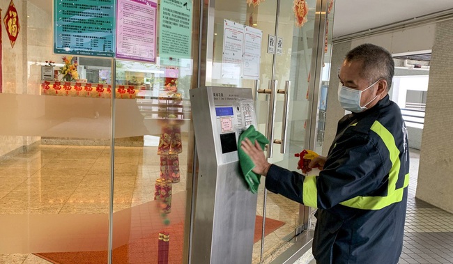 Hongkong ghi nhận ca tử vong và trường hợp người lây sang người đầu tiên nhưng hoang mang hơn khi người nhà của 2 bệnh nhân trốn biệt tích - Ảnh 2. Hongkong ghi nhận ca tử vong và trường hợp người lây sang người đầu tiên nhưng hoang mang hơn khi người nhà của 2 bệnh nhân trốn biệt tích - Ảnh 2.