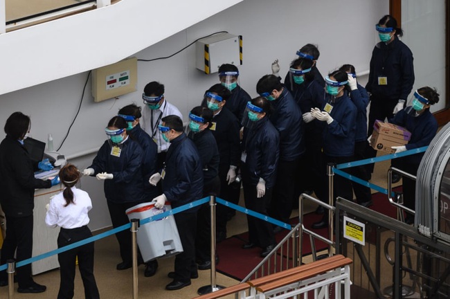 Chùm ảnh bên trong 2 chiếc du thuyền hạng sang đang bị cách ly ngoài khơi giữa đại dịch virus corona, hơn 5000 người không được lên đất liền - Ảnh 13. Chùm ảnh bên trong 2 chiếc du thuyền hạng sang đang bị cách ly ngoài khơi giữa đại dịch virus corona, hơn 5000 người không được lên đất liền - Ảnh 13.