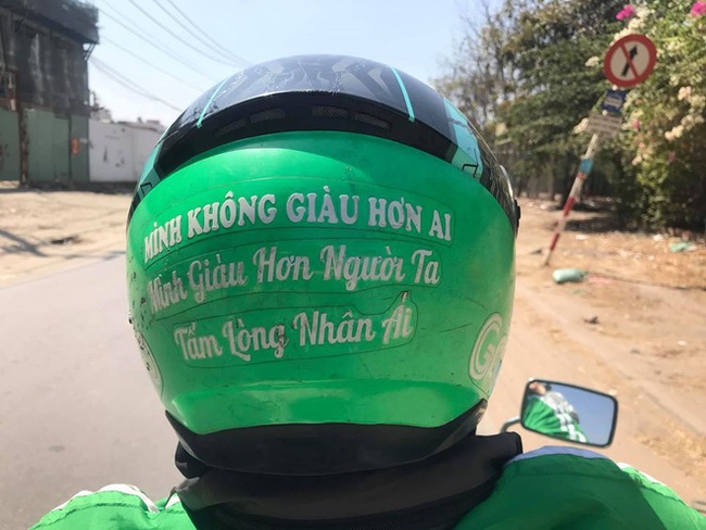 Người đàn ông &quot;chơi trội&quot; chạy xe ôm bằng chiếc xe khá dị, nhưng châm ngôn sống còn gây bất ngờ hơn - Ảnh 3.