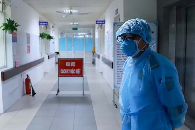Bệnh viện đa khoa tỉnh Vĩnh Phúc đang tiếp nhận, cách ly 11 trường hợp một số người có yếu tố dịch tễ tiếp xúc gần với bệnh nhân dương tính virus corona - Ảnh 1.