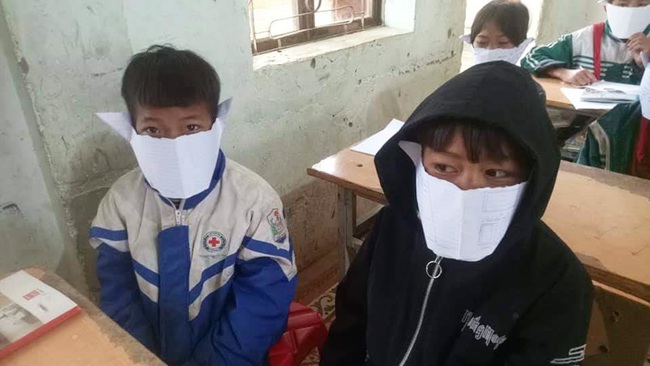 Học sinh miền n&uacute;i phải đeo khẩu trang  bằng... giấy đến trường để ph&ograve;ng virus corona - Ảnh 1.