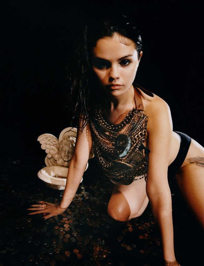 Xuất hiện với hình tượng mới khoe vòng 1 siêu khủng, Selena Gomez thừa nhận: &quot;Tôi đã bỏ lại phía sau cô gái nhút nhát và bị lạm dụng&quot; - Ảnh 8.