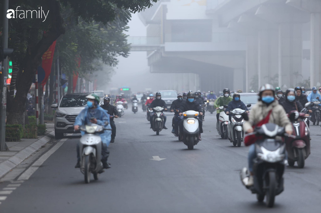 Đường phố Hà Nội lại chìm trong sương mù dạy đặc - Ảnh 8.
