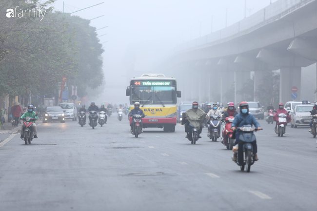 Đường phố Hà Nội lại chìm trong sương mù dạy đặc - Ảnh 12.