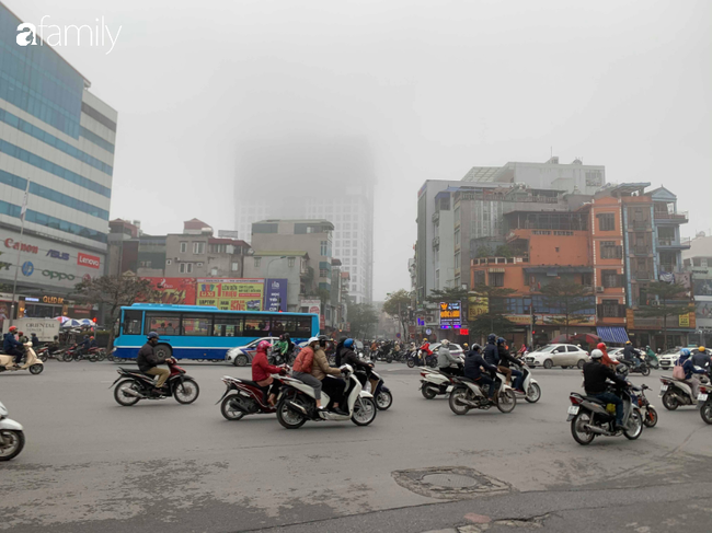 Đường phố Hà Nội lại chìm trong sương mù dạy đặc - Ảnh 15.