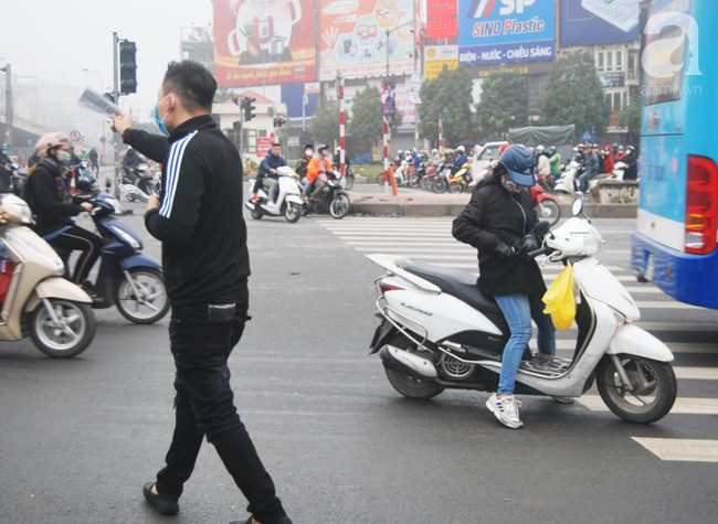 Hà Nội: &quot;Đi qua các ngã tư được phát khẩu trang miễn phí, ngày nào cũng vậy thì tôi không phải mua&quot;  - Ảnh 3.