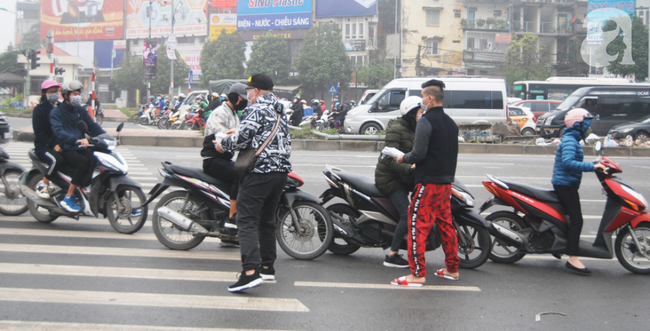 Hà Nội: &quot;Đi qua các ngã tư được phát khẩu trang miễn phí, ngày nào cũng vậy thì tôi không phải mua&quot;  - Ảnh 4.