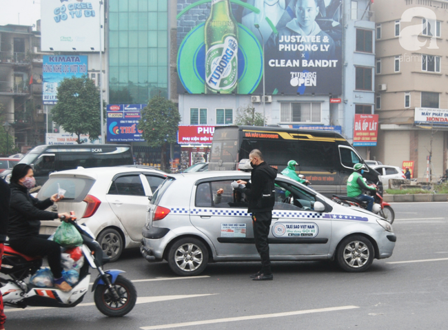 Hà Nội: &quot;Đi qua các ngã tư được phát khẩu trang miễn phí, ngày nào cũng vậy thì tôi không phải mua&quot;  - Ảnh 5.