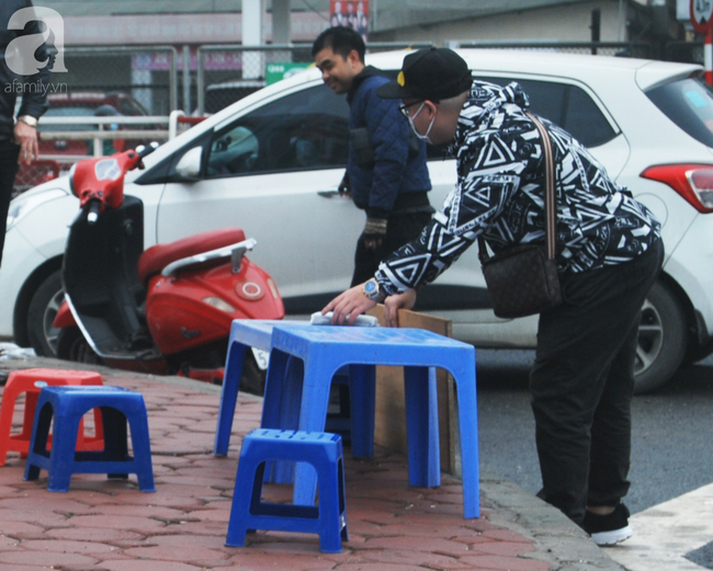 Hà Nội: &quot;Đi qua các ngã tư được phát khẩu trang miễn phí, ngày nào cũng vậy thì tôi không phải mua&quot;  - Ảnh 9.