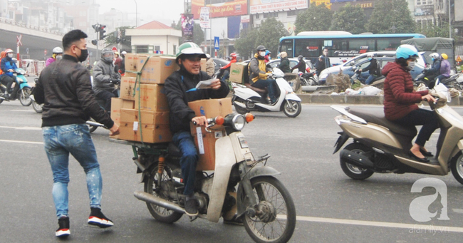 Hà Nội: &quot;Đi qua các ngã tư được phát khẩu trang miễn phí, ngày nào cũng vậy thì tôi không phải mua&quot;  - Ảnh 11.