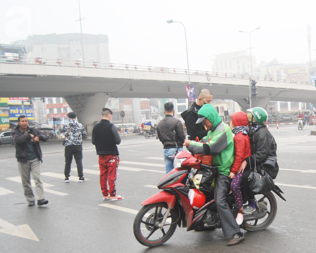 Hà Nội: &quot;Đi qua các ngã tư được phát khẩu trang miễn phí, ngày nào cũng vậy thì tôi không phải mua&quot;  - Ảnh 12.