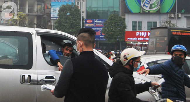 Hà Nội: &quot;Đi qua các ngã tư được phát khẩu trang miễn phí, ngày nào cũng vậy thì tôi không phải mua&quot;  - Ảnh 14.