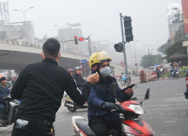 Hà Nội: &quot;Đi qua các ngã tư được phát khẩu trang miễn phí, ngày nào cũng vậy thì tôi không phải mua&quot;  - Ảnh 15.