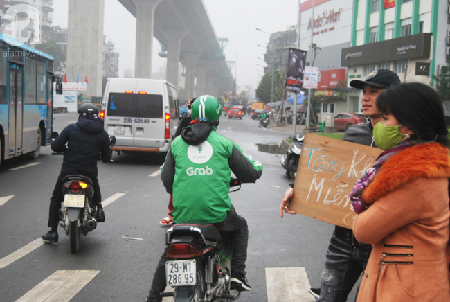 Hà Nội: &quot;Đi qua các ngã tư được phát khẩu trang miễn phí, ngày nào cũng vậy thì tôi không phải mua&quot;  - Ảnh 16.