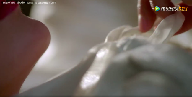 "Tam sinh tam thế Chẩm thượng thư": Clip cảnh n&oacute;ng g&acirc;y đỏ mặt của Đ&ocirc;ng Hoa - Phượng Cửu, c&oacute; cả m&agrave;n sờ soạng cởi &aacute;o - Ảnh 9.