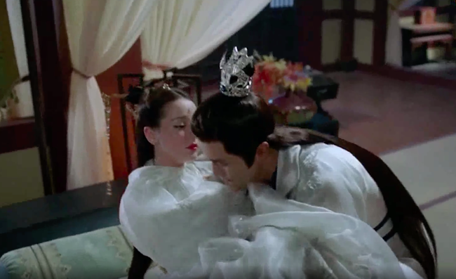 "Tam sinh tam thế Chẩm thượng thư": Clip cảnh n&oacute;ng g&acirc;y đỏ mặt của Đ&ocirc;ng Hoa - Phượng Cửu, c&oacute; cả m&agrave;n sờ soạng cởi &aacute;o - Ảnh 3.