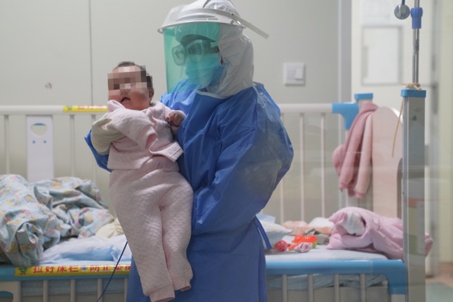 Tin vui: Bé gái 3 tháng tuổi bị nhiễm coronavirus mới đã ở trong tình trạng ổn định - Ảnh 1. Tin vui: Bé gái 3 tháng tuổi bị nhiễm coronavirus mới đã ở trong tình trạng ổn định - Ảnh 1.