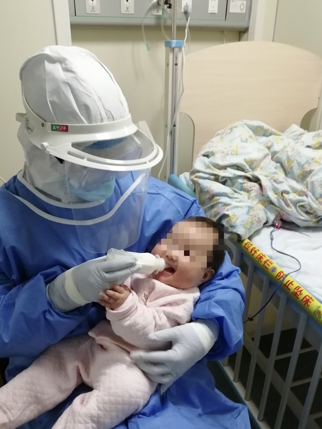 Tin vui: Bé gái 3 tháng tuổi bị nhiễm coronavirus mới đã ở trong tình trạng ổn định - Ảnh 2. Tin vui: Bé gái 3 tháng tuổi bị nhiễm coronavirus mới đã ở trong tình trạng ổn định - Ảnh 2.
