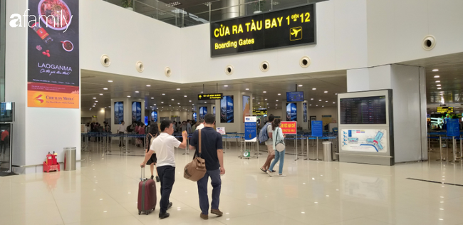Một nhân viên vệ sinh sân bay Nội Bài bị điều tra chiếc đồng hồ nghi lấy của khách - Ảnh 1.