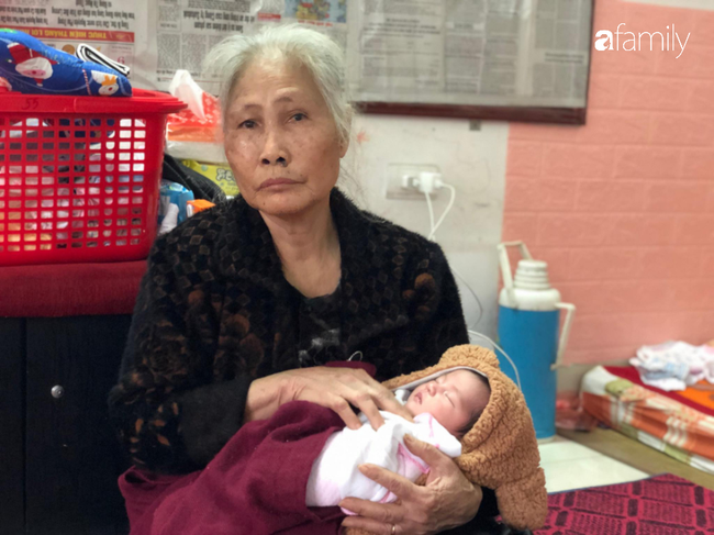 Đã 74 tuổi, bà Kiện bắt đầu cuộc sống mới với đứa cháu nội 15 ngày tuổi vì mồ côi cả cha lẫn mẹ