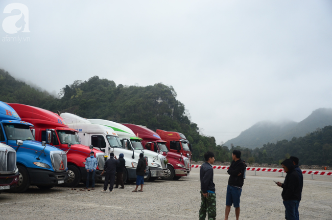 Hàng trăm chiếc xe container bị tạm dừng lại ở cửa khẩu do dịch