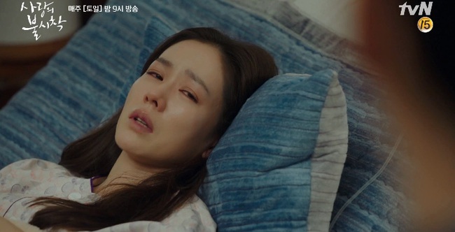 "Crash Landing On You" tập 14: Hyun Bin nổi hứng cởi áo, cưỡng hôn Son Ye Jin ngay trên giường bệnh - Ảnh 2. "Crash Landing On You" tập 14: Hyun Bin nổi hứng cởi áo, cưỡng hôn Son Ye Jin ngay trên giường bệnh - Ảnh 2.