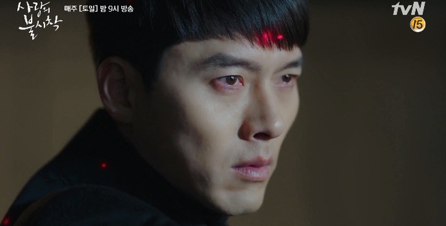 "Crash Landing On You" tập 14: Hyun Bin nổi hứng cởi áo, cưỡng hôn Son Ye Jin ngay trên giường bệnh - Ảnh 11. "Crash Landing On You" tập 14: Hyun Bin nổi hứng cởi áo, cưỡng hôn Son Ye Jin ngay trên giường bệnh - Ảnh 11.
