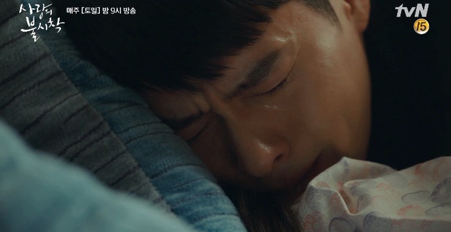 "Crash Landing On You" tập 14: Hyun Bin nổi hứng cởi áo, cưỡng hôn Son Ye Jin ngay trên giường bệnh - Ảnh 4. "Crash Landing On You" tập 14: Hyun Bin nổi hứng cởi áo, cưỡng hôn Son Ye Jin ngay trên giường bệnh - Ảnh 4.