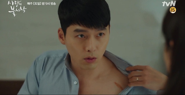"Crash Landing On You" tập 14: Hyun Bin nổi hứng cởi áo, cưỡng hôn Son Ye Jin ngay trên giường bệnh - Ảnh 6. "Crash Landing On You" tập 14: Hyun Bin nổi hứng cởi áo, cưỡng hôn Son Ye Jin ngay trên giường bệnh - Ảnh 6.