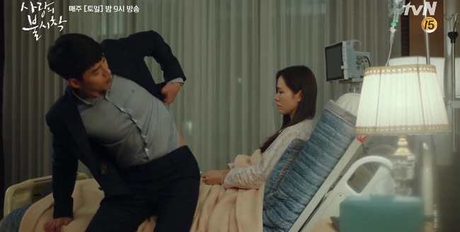 "Crash Landing On You" tập 14: Hyun Bin nổi hứng cởi áo, cưỡng hôn Son Ye Jin ngay trên giường bệnh - Ảnh 5. "Crash Landing On You" tập 14: Hyun Bin nổi hứng cởi áo, cưỡng hôn Son Ye Jin ngay trên giường bệnh - Ảnh 5.