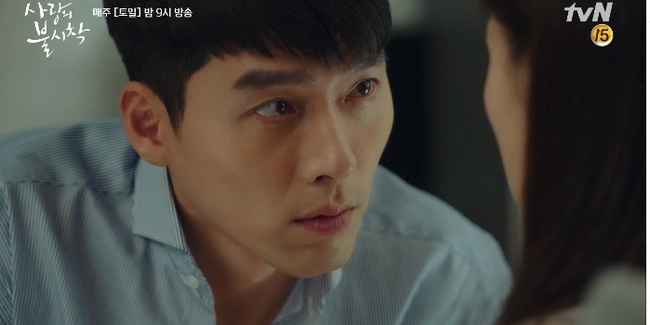 "Crash Landing On You" tập 14: Hyun Bin nổi hứng cởi áo, cưỡng hôn Son Ye Jin ngay trên giường bệnh - Ảnh 7. "Crash Landing On You" tập 14: Hyun Bin nổi hứng cởi áo, cưỡng hôn Son Ye Jin ngay trên giường bệnh - Ảnh 7.