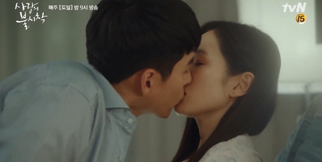 "Crash Landing On You" tập 14: Hyun Bin nổi hứng cởi áo, cưỡng hôn Son Ye Jin ngay trên giường bệnh - Ảnh 8. "Crash Landing On You" tập 14: Hyun Bin nổi hứng cởi áo, cưỡng hôn Son Ye Jin ngay trên giường bệnh - Ảnh 8.