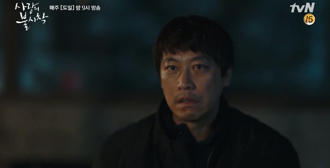 "Crash Landing On You" tập 14: Hyun Bin nổi hứng cởi áo, cưỡng hôn Son Ye Jin ngay trên giường bệnh - Ảnh 9. "Crash Landing On You" tập 14: Hyun Bin nổi hứng cởi áo, cưỡng hôn Son Ye Jin ngay trên giường bệnh - Ảnh 9.
