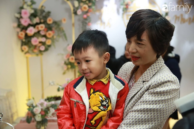 Con trai cưng của cầu thủ Văn Quyết xuất hiện cực bảnh bao, dễ thương trong đám cưới Quỳnh Anh - Duy Mạnh  - Ảnh 1.