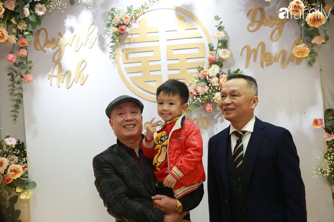 Con trai cưng của cầu thủ Văn Quyết xuất hiện cực bảnh bao, dễ thương trong đám cưới Quỳnh Anh - Duy Mạnh  - Ảnh 2.