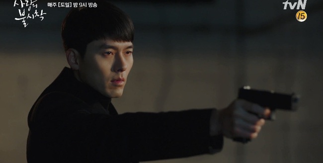 "Crash Landing On You" tập 14: Hyun Bin nổi hứng cởi áo, cưỡng hôn Son Ye Jin ngay trên giường bệnh - Ảnh 10. "Crash Landing On You" tập 14: Hyun Bin nổi hứng cởi áo, cưỡng hôn Son Ye Jin ngay trên giường bệnh - Ảnh 10.