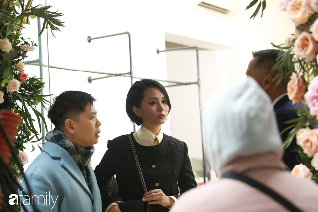 Trực tiếp đám cưới Duy Mạnh - Quỳnh Anh: Cô dâu mặc váy cưới lộng lẫy xuất hiện, chờ chú rể tới đón - Ảnh 7. Trực tiếp đám cưới Duy Mạnh - Quỳnh Anh: Cô dâu mặc váy cưới lộng lẫy xuất hiện, chờ chú rể tới đón - Ảnh 7.