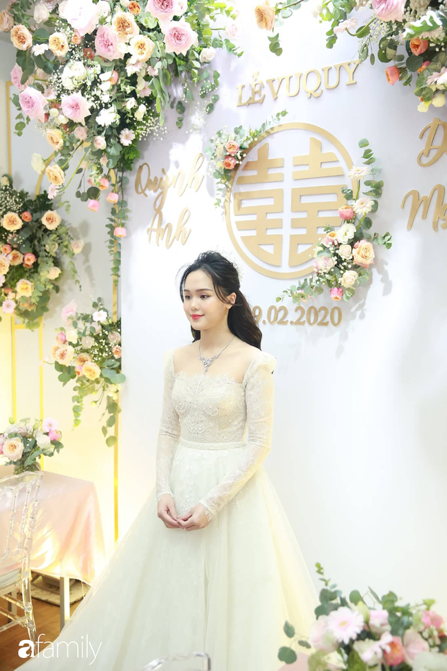 Trực tiếp đám cưới Duy Mạnh - Quỳnh Anh: Cô dâu mặc váy cưới lộng lẫy xuất hiện, chờ chú rể tới đón - Ảnh 10.