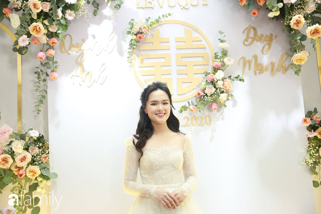 Trực tiếp đám cưới Duy Mạnh - Quỳnh Anh: Cô dâu mặc váy cưới lộng lẫy xuất hiện, chờ chú rể tới đón - Ảnh 11.