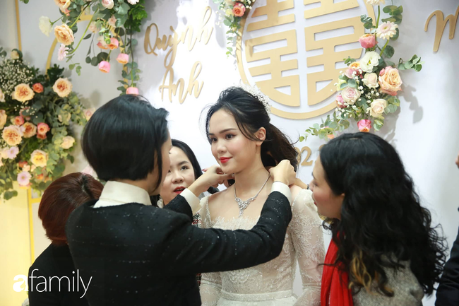 Trực tiếp đám cưới Duy Mạnh - Quỳnh Anh: Cô dâu mặc váy cưới lộng lẫy xuất hiện, chờ chú rể tới đón - Ảnh 12.