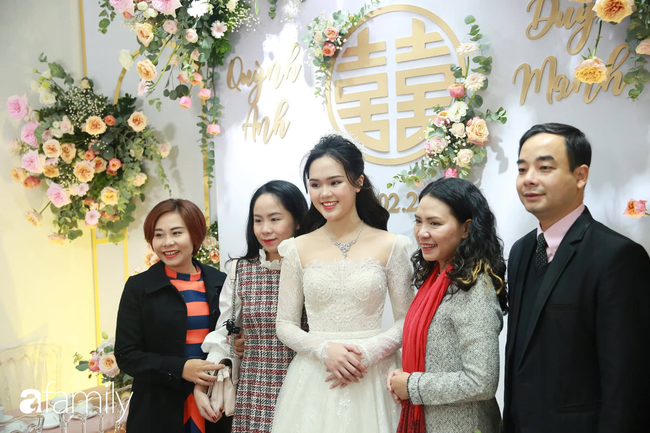 Trực tiếp đám cưới Duy Mạnh - Quỳnh Anh: Cô dâu mặc váy cưới lộng lẫy xuất hiện, chờ chú rể tới đón - Ảnh 16.