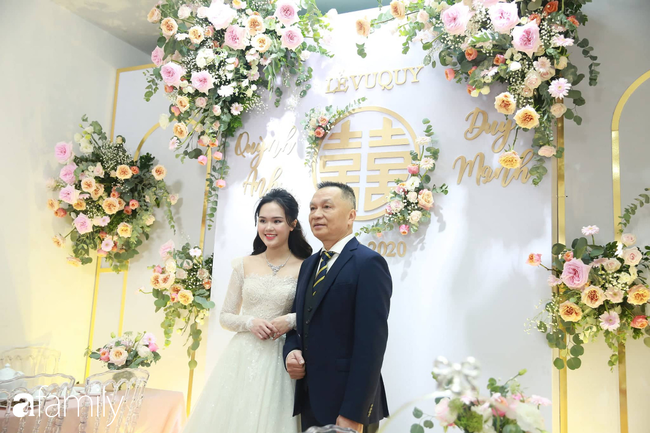 Trực tiếp đám cưới Duy Mạnh - Quỳnh Anh: Cô dâu mặc váy cưới lộng lẫy xuất hiện, xinh đẹp như công chúa - Ảnh 15.