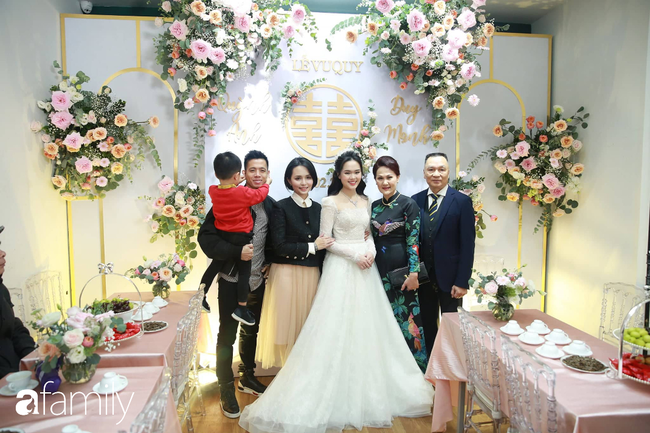 Trực tiếp đám cưới Duy Mạnh - Quỳnh Anh: Cô dâu mặc váy cưới lộng lẫy xuất hiện, xinh đẹp như công chúa - Ảnh 16.