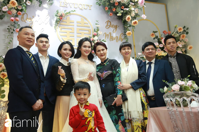 Trực tiếp đám cưới Duy Mạnh - Quỳnh Anh: Cô dâu mặc váy cưới lộng lẫy xuất hiện, xinh đẹp như công chúa - Ảnh 17.